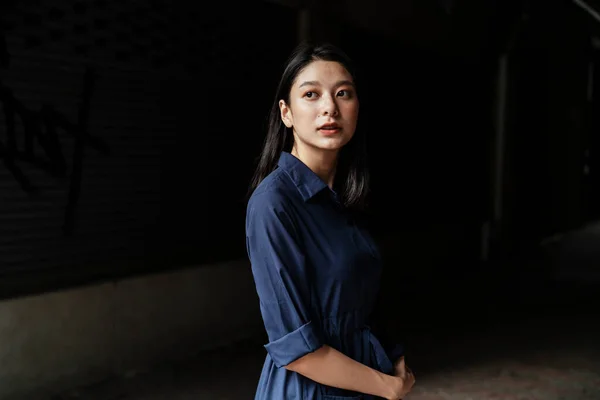 Vacker Ung Asiatisk Kvinna Blå Klänning Står Skugggränden — Stockfoto
