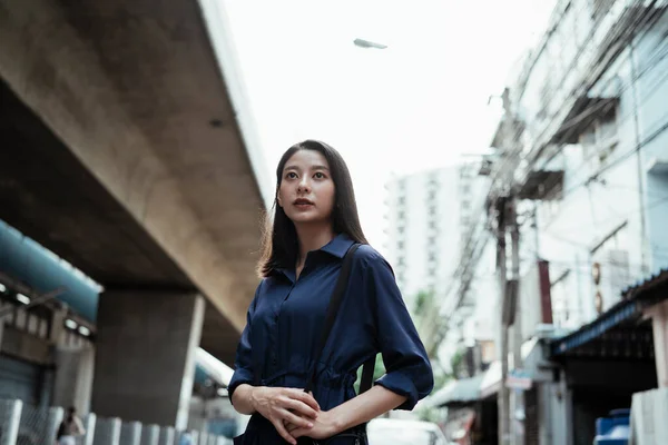 Bella Giovane Donna Asiatica Sul Vestito Blu Che Cammina Strada — Foto Stock