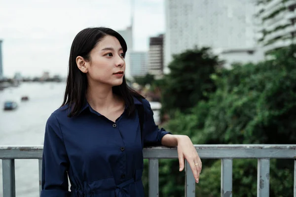 Vacker Ung Asiatisk Kvinna Blå Klänning Väntar Någon Floden Bron — Stockfoto
