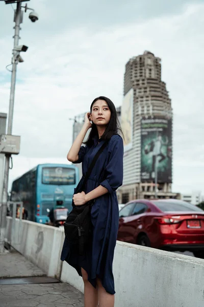 Vacker Ung Asiatisk Kvinna Blå Klänning Stående Gångväg Eller Trottoar — Stockfoto