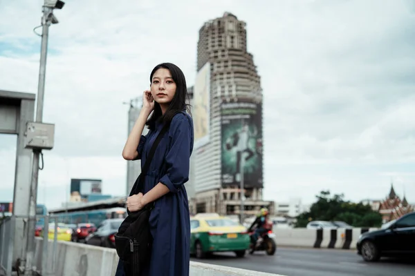 Vacker Ung Asiatisk Kvinna Blå Klänning Stående Gångväg Eller Trottoar — Stockfoto