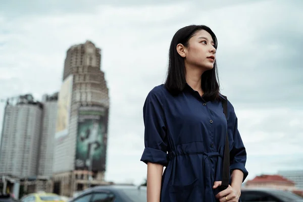 Bella Giovane Donna Asiatica Sul Vestito Blu Piedi Lato Della — Foto Stock