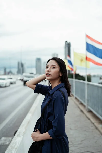 Vacker Ung Asiatisk Kvinna Blå Klänning Promenader Bron Blåsig Dag — Stockfoto