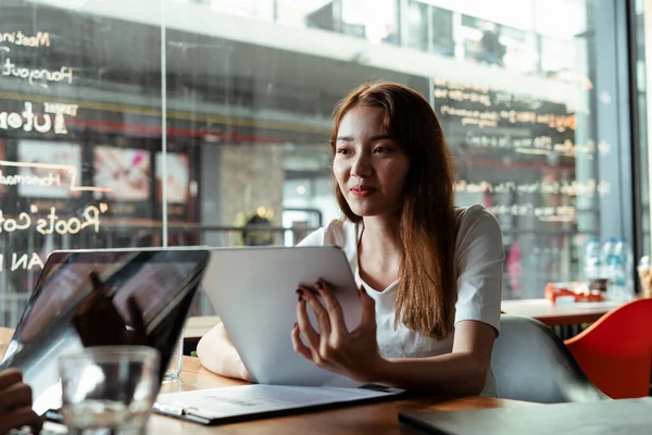 Азійська Бізнесменка Працює Відкритому Повітрі Тримаючи Лептоп Розмовляючи Клієнтом Столом — стокове фото