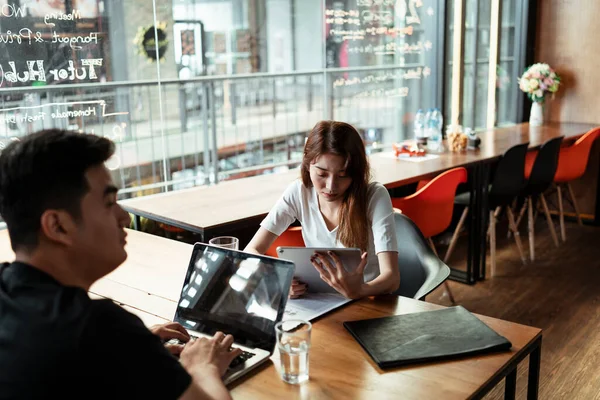 Joyeux Jeune Femme Asiatique Ont Une Réunion Avec Client Café — Photo