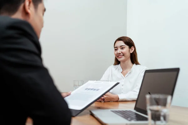 Vrolijke Aziatische Vrouw Witte Jurk Doen Job Interview Met Zwart — Stockfoto