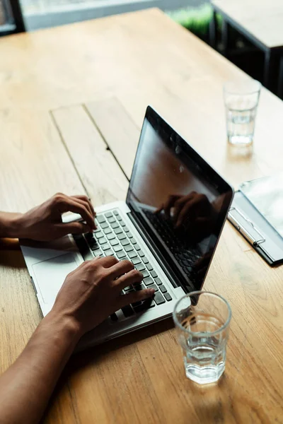 카페나 현대식 사무실에서 일하는 위에서 노트북으로 타자를 남자의 — 스톡 사진