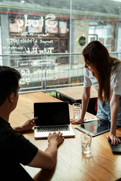 Двоє Молодих Бізнесменів Роблять Стартап План Ноутбук Разом Кафе Місті — стокове фото