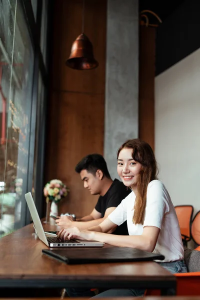 도시에 카페에서 노트북으로 일하고 때하얀 드레스를 이시아 여성이 있습니다 카페에서 — 스톡 사진