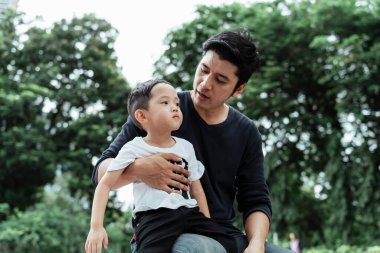 Bekar bir baba oğlunu yeşillik parkına götürür ve birlikte güzel vakit geçirir..