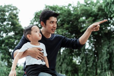 Bekar bir baba oğlunu yeşillik parkına götürür ve birlikte güzel vakit geçirir..