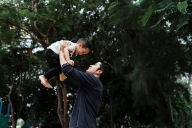 Baba, bir oğul tut ve parkta vakit geçirirken başını dik tut..