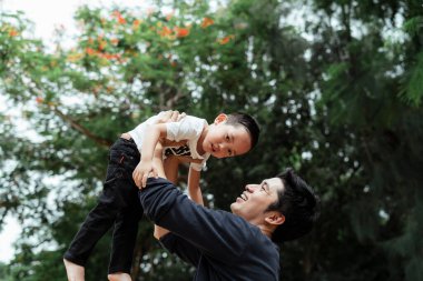 Baba, bir oğul tut ve parkta vakit geçirirken başını dik tut..