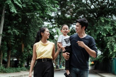 Aile eve dönüyor, baba oğlunu kucağına alıyor, bugünkü gezi hakkında konuşuyorlar..