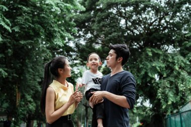 Aile eve dönüyor, baba oğlunu kucağına alıyor, bugünkü gezi hakkında konuşuyorlar..