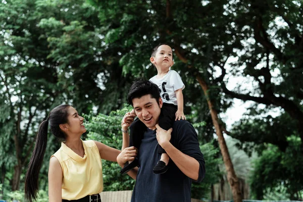 Niño Pequeño Feliz Mientras Monta Cuello Padre Padre Mamá Ríen —  Fotos de Stock