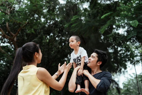 Feliz Tiempo Familia Parque Papá Tiene Hijo Mientras Mamá Pide — Foto de Stock