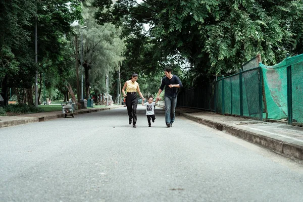 Šťastná Rodina Běží Stezce Parku Směrem Jejich Domovu Požitkem — Stock fotografie