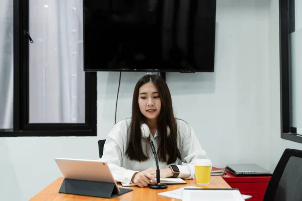 Chica Pelo Largo Negro Camisa Blanca Con Auriculares Blancos Alrededor —  Fotos de Stock