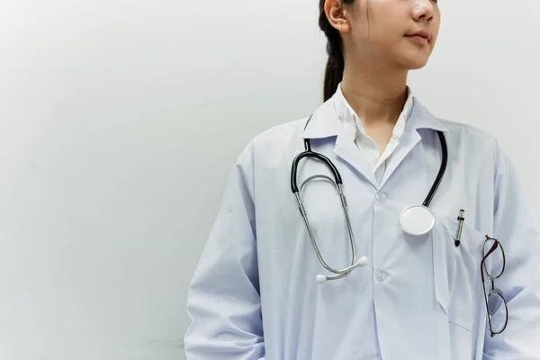 Beskuren Bild Stetoskop Runt Den Kvinnliga Läkarens Hals Och Glasögon — Stockfoto