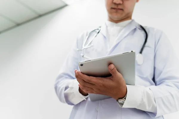 Niederwinkelaufnahme Des Männlichen Doktors Hält Die Tablette Seinen Händen Die — Stockfoto