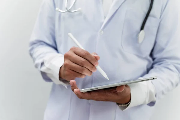 Hastanın Röntgenini Incelerken Erkek Doktorun Elindeki Tabletin Kesilmiş Görüntüsü — Stok fotoğraf