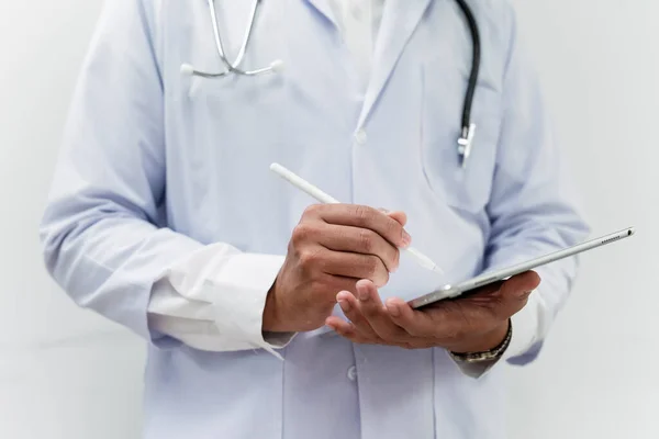 Ausgeschnittenes Bild Einer Tablette Den Händen Eines Männlichen Arztes Während — Stockfoto