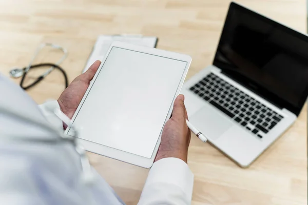 Top View Levágott Kép Fehér Tabletta Férfi Orvos Kezében Miközben — Stock Fotó