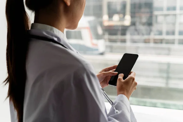 Immagine Ritagliata Smartphone Nelle Mani Del Medico Femminile Mentre Lei — Foto Stock