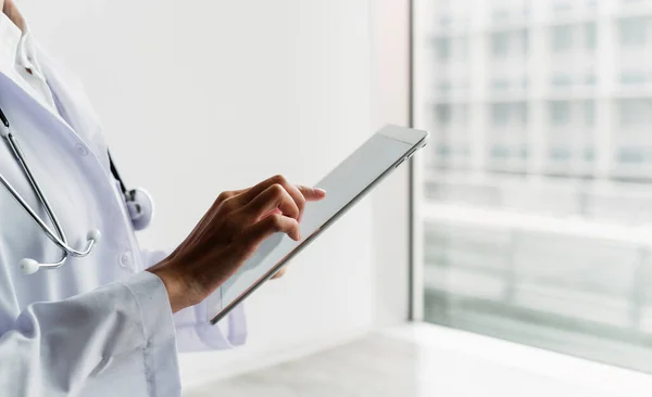 Cropped Image White Tablet Female Doctor Hands While She Check — Stock Photo, Image