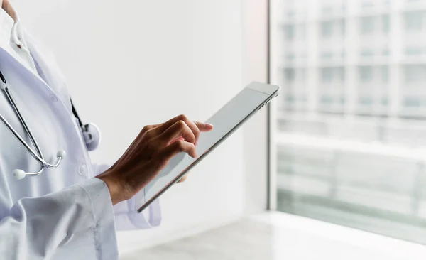 Imagen Recortada Comprimido Blanco Las Manos Una Doctora Mientras Revisa — Foto de Stock