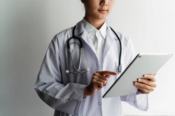 Imagen Recortada Del Médico Femenino Toque Tableta Para Leer Historia — Foto de Stock