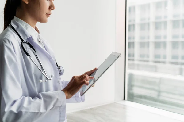 Imagen Recortada Del Médico Femenino Toque Tableta Para Leer Historia — Foto de Stock