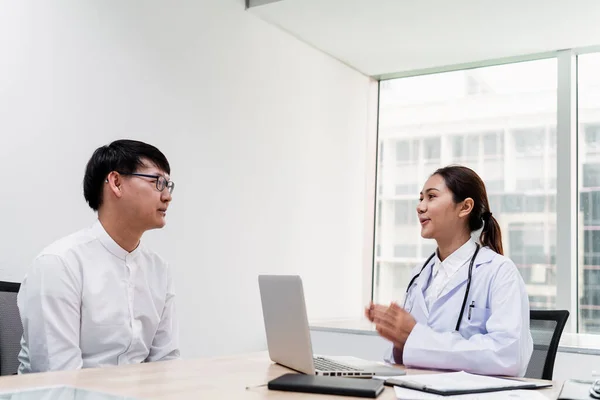 Acuerdo Sobre Plan Tratamiento Entre Médico Femenino Paciente Masculino — Foto de Stock