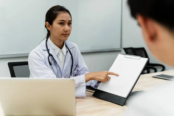 Médico Femenino Muestra Informe Chequeo Salud Paciente Queja Del Mal — Foto de Stock