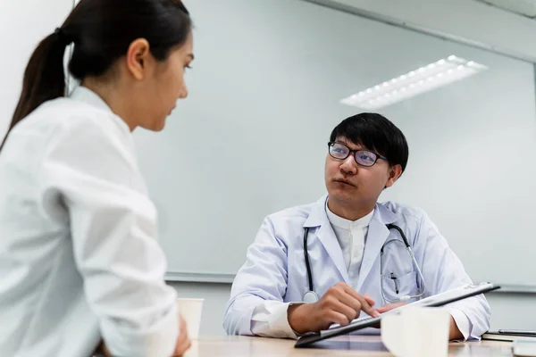 Médico Masculino Paciente Sobre Forma Cuidarse — Foto de Stock