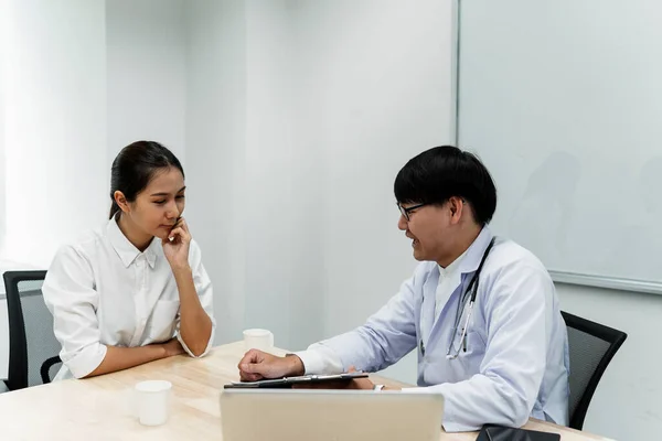 Médico Masculino Explica Condición Del Paciente Exterior Femenino — Foto de Stock