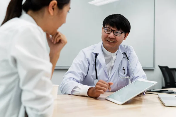 Médico Masculino Muestra Radiografía Del Paciente Tabletas Interno Plan Tratamiento — Foto de Stock