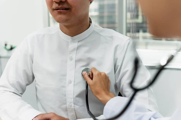 Beschnittenes Bild Der Hand Einer Ärztin Während Sie Mit Stethoskop — Stockfoto