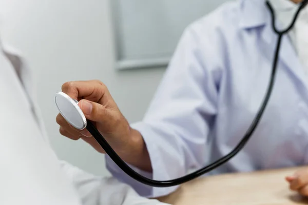 Erkek Hastanın Akciğerini Kontrol Etmek Için Steteskop Kullanırken Kadın Doktorun — Stok fotoğraf