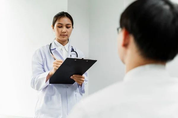 Femmina Medico Chiedendo Suo Paziente Sesso Maschile Una Domanda Storia — Foto Stock