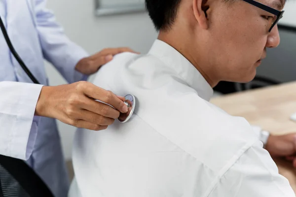 Ausgeschnittenes Bild Eines Stethoskops Der Hand Einer Ärztin Während Sie — Stockfoto