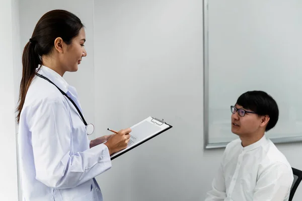 Femmina Medico Chiedendo Suo Paziente Maschile Molte Domande Storia Prendendo — Foto Stock