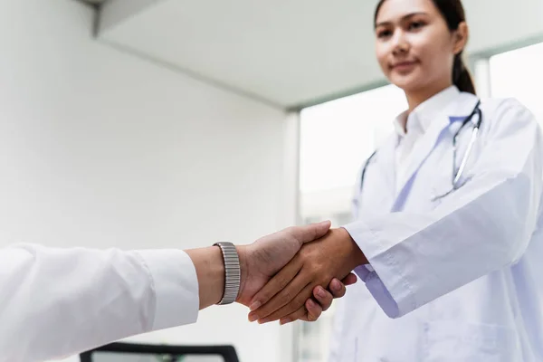 Immagine Ritagliata Della Mano Del Medico Della Mano Del Paziente — Foto Stock