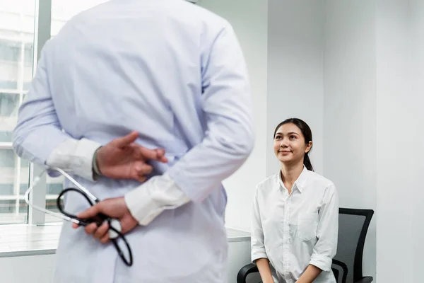 Médico Masculino Explica Condición Del Paciente Todo Plan Tratamiento Espera — Foto de Stock