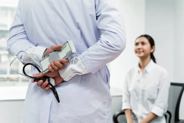 医生把钱藏在背后 与病人进行了下一次的药物治疗错误和药物治疗失误的交易 — 图库照片