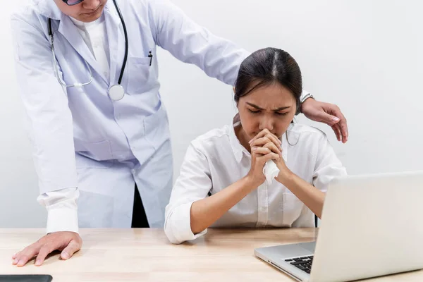 Erkek Doktor Kız Arkadaşını Sağlık Kontrolü Sırasında Cesaretlendirir — Stok fotoğraf