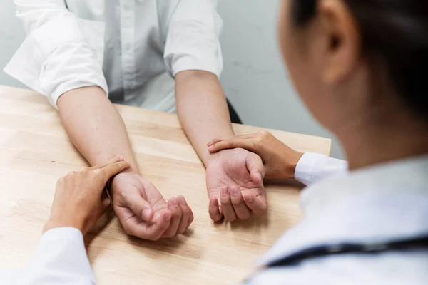 Læge Sætte Fingrene Begge Hænder Patientens Begge Håndled Kontrollere Puls - Stock-foto