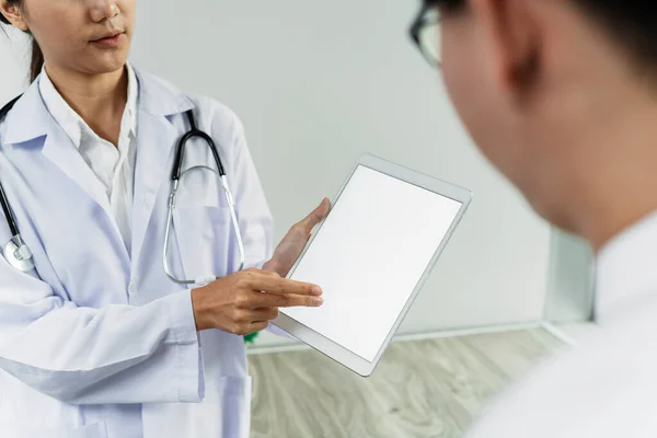 Ausgeschnittenes Bild Des Tablet Displays Während Ärztin Dem Patienten Das — Stockfoto