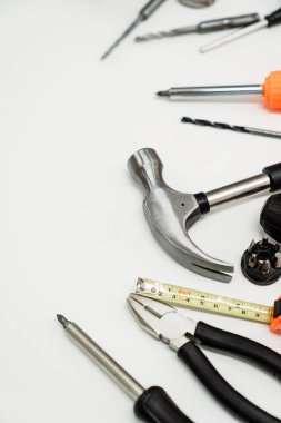 Beyaz arkaplan ve üst görünümde farklı araçlar. Araç beyaz arkaplanda ayarlandı. Boşluğu kopyala